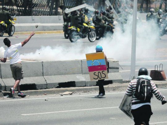resaca. Nuevos enfrentamientos entre opositores y policías tensaron ayer a Caracas, pero en una medida menor que el martes.