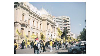 Los reclamos de tierras se multiplicaron esta semana y ayer hubo una masiva movilización hacia la Casa de Gobierno jujeña, en sintonía con la marcha que se realizó en el centro porteño.