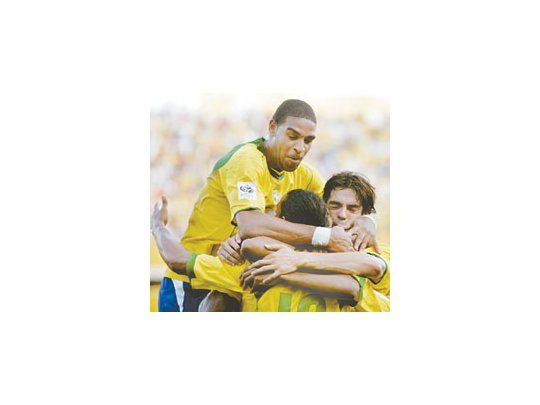 Kaká y Adriano abrazan a Ronaldinho, luego de marcar el primer gol de penal. Brasil fue categórico, venció a Paraguay quedó a un punto del líder de las eliminatorias, la Selección argentina.