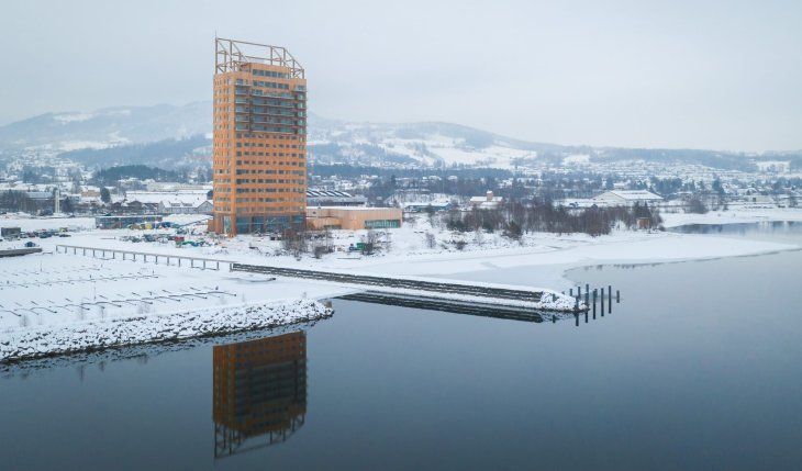 Postal con nieve y hielo donde prevalece el gigante de madera en Noruega Postal con nieve y hielo donde prevalece el gigante de madera en Noruega