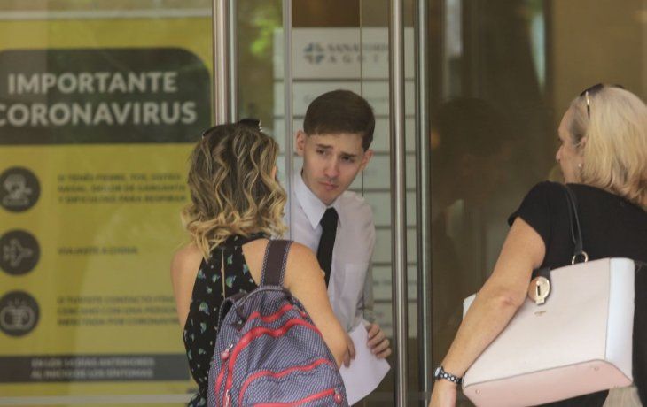 Foto del Sanatorio Agote que exhibe carteler&iacute;a sobre el coronavirus con instrucciones al ingreso.&nbsp;