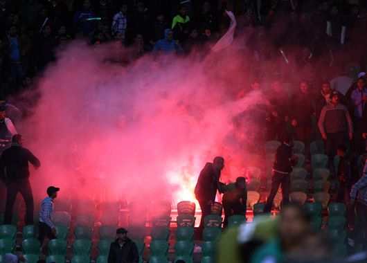 Las bengalas provocaron varios focos de fuego en todo el estadio.