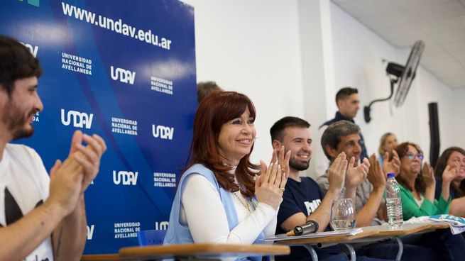 Cristina Kirchner, junto a estudiantes de la UNDAV.