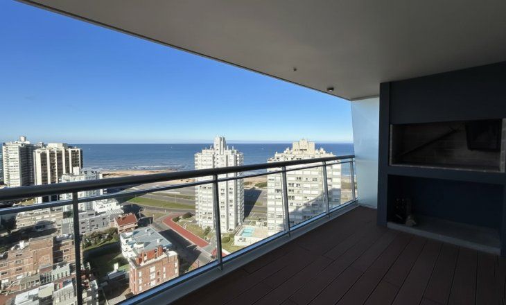 Balcón y parrilla con vista hacia La Brava, una de las zonas siempre buscada por la demanda que elige el destino esteño para vacacionar Balcón y parrilla con vista hacia La Brava, una de las zonas siempre buscada por la demanda que elige el destino esteño para vacacionar