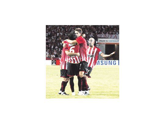 Todos abrazan a Pablo Barrientos. El Pitu marcó el único gol del partido de tiro libre y le dio la primera victoria a Estudiantes en la Copa Libertadores.