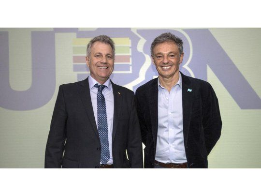 El presidente de UIPBA, Mario Gualtieri y el ministro de Producción Francisco Cabrera.