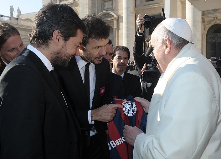 Francisco recibió a la delegación de San Lorenzo