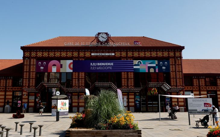 La estación de tren Gare de Saint-Etienne-Chateaucreux después de que sabotearan la red de trenes de alta velocidad. 