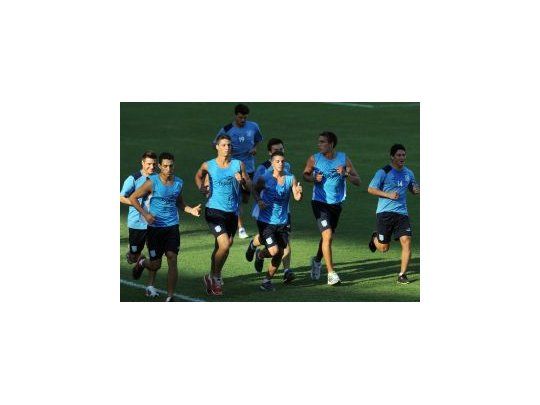 Los jugadores de Racing fueron recibido por cientos de hinchas en Tandil.