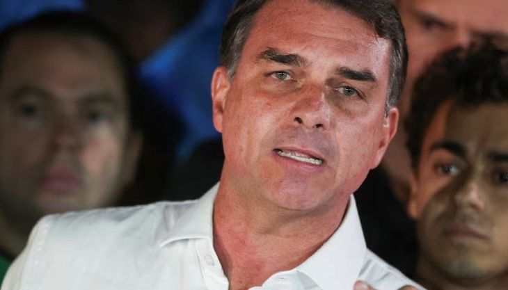 Flávio Bolsonaro negó que tuviera intenciones de abandonar Brasil y cuestionó la decisión judicial.