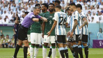 mundial de qatar: el offside semiautomatico bajo la lupa en el debut argentino