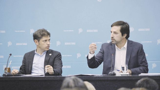 aliento. El mandatario Axel Kicillof y el ministro de Salud provincial Nicolás Kreplak, ayer durante la presentación del Plan Integral de Fortalecimiento de Especialidades Estratégicas “Más Salud, Más Cuidados”, en La Plata.