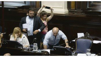 ámbito.com | Irrupción. La sesión se vio interrumpida por el ingreso al recinto del intendente de Ensenada, Mario Secco (FpV), quien fue luego denunciado.