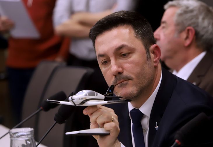 Para defender la adquisición de los aviones F-16, Luis Petri mostró un modelo a escala durante una presentación en el Congreso. Para defender la adquisición de los aviones F-16, Luis Petri mostró un modelo a escala durante una presentación en el Congreso.