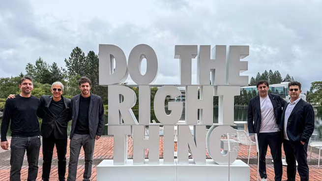 El presidente de Racing, Diego Milito junto a las autoridades de Nike tras el anuncio del acuerdo