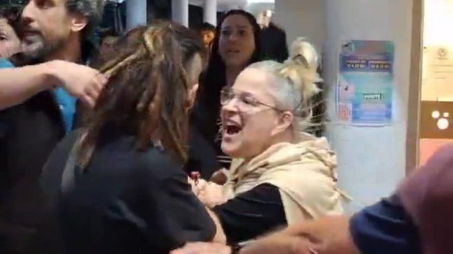 La mujer comenzó el momento de tensión en la calle en un gran estado de alteración.