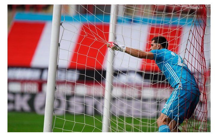 Emiliano Martínez atajó en Arsenal, que eliminó a Sheffield United y jugará con Manchester City en la semifinal de la FA Cup.&nbsp; 