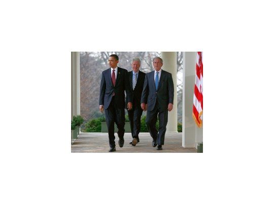 Obama, Clinton y Bush ofrecieron una conferencia de prensa en los jardines de la Casa Blanca.