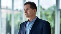 Michael Dell transformó una venta universitaria en un imperio de millones, desafiando tendencias y apostando por los datos cuando nadie más lo hacía.