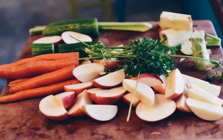 Cada instrumento de la Orquesta Vegetal se talla a mano con verduras frescas y se transforma en música en vivo antes de convertirse en sopa.