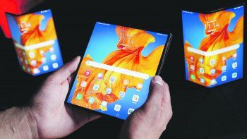 Lanzamiento. Huawei presentó ayer el Mate XS, un celular plegable que compite con modelos similares de Motorola y Samsung.