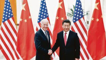 VIEJOS TIEMPOS. Joe Biden y Xi Jinping en 2013, cuando el entonces vicepresidente de EE.UU. se reunió con el líder chino. Ahora convivirán en el poder en las dos principales potencias mundiales.