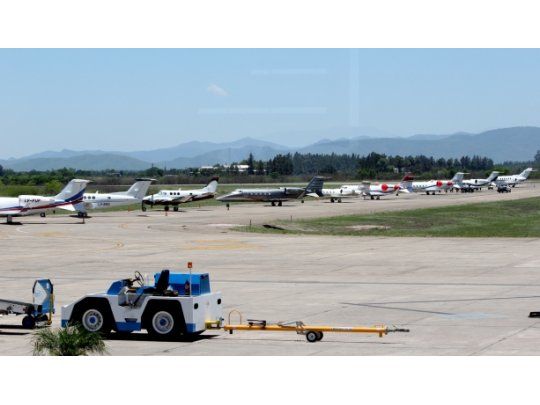 Fila de aviones en el Aeropuerto Horacio Guzmán de Jujuy.