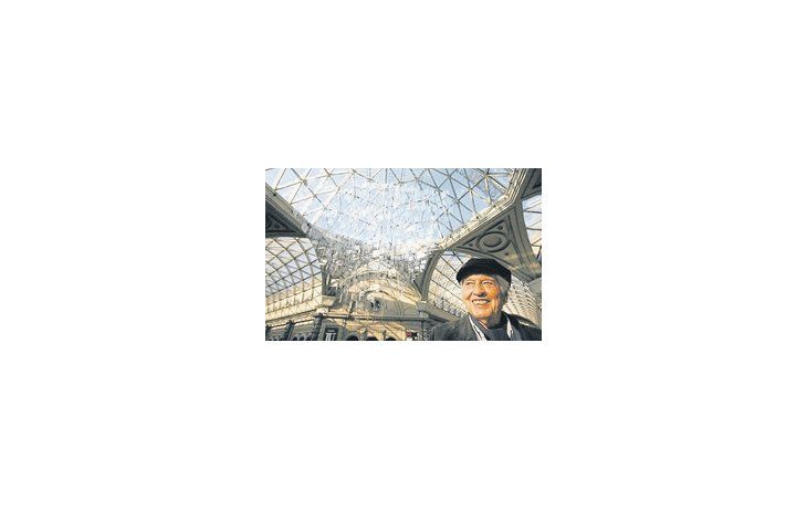 ámbito.com | Julio Le Parc con el «Móvil transparente» de la muestra «Otra mirada», con la que el artista rinde tributo a los maestros muralistas de Galerías Pacífico.