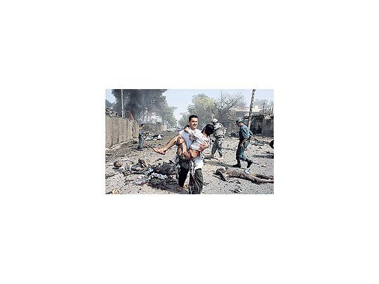 Una enorme devastación dejó el atentado perpetrado ayer en pleno centro de Kabul contrala Embajada de la India. El ataque se da en un marco de recrudecimiento de la resistenciatalibán.