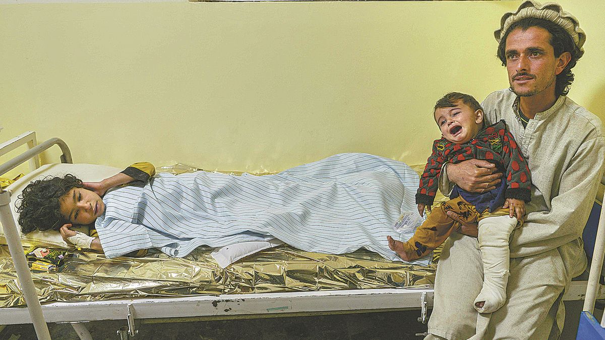 the tragedy of the earthquake spreads the survivors have no food or water