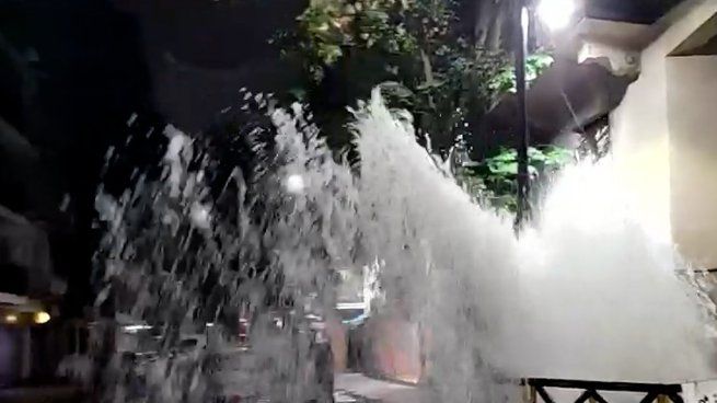 Un caño se rompió en Recoleta y provocó una inundación.