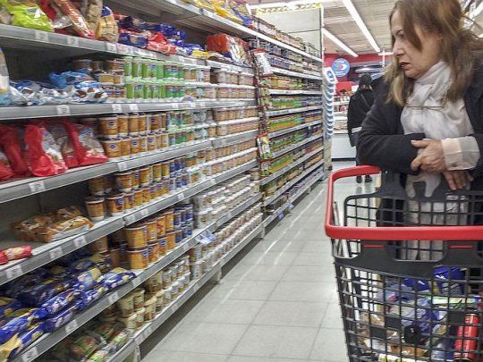 Casi un cuarto del gasto de los hogares se destina a la compra de alimentos y bebidas, según un informe del INDEC.