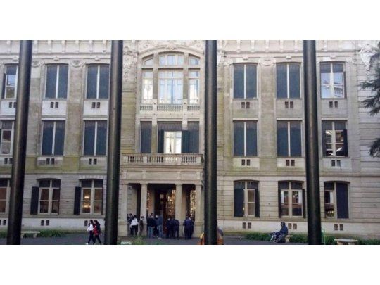 La menor, llamada Lara, permanecía internada en el Policlínico San Martín en coma profundo y con asistencia respiratoria mecánica, luego de efectuarse un disparo en la boca en un aula del establecimiento con un revólver de calibre 38, delante de sus compañeros, durante la clase de geografía.