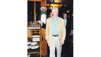 ámbito.com | Bill Clinton entra a Las Lilas, donde almorzó con los Werthein, Ernesto Gutiérrez, Sebastián Eskenazi y otros empresarios.