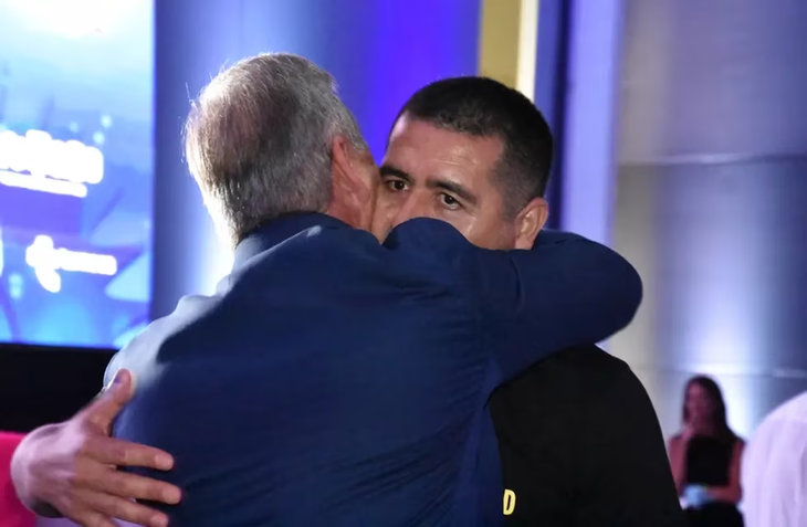 The hug between Fassi and Riquelme The hug between Fassi and Riquelme