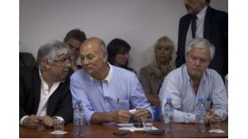 Los sindicalistas Hugo Moyano y Gerónimo Momo Venegas junto al diputado Federico Pinedo.