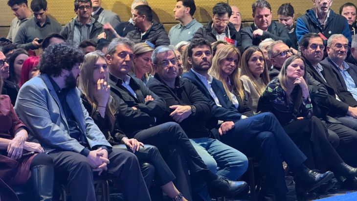 Sergio Massa este martes en Rosario junto a distintos referentes del peronismo como Germán Martínez y Agustín Monteverde. Sergio Massa este martes en Rosario junto a distintos referentes del peronismo como Germán Martínez y Agustín Monteverde.
