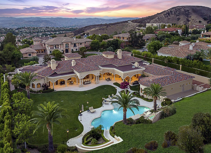 The considerable amount that Britney Spears lost after selling her mansion