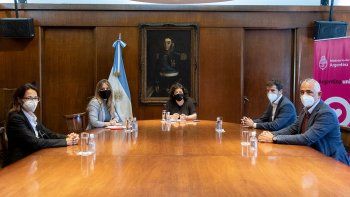 La ministra de Salud Carla Vizzotti se reunió con directivos de AstraZeneca para que informen sobre su vacuna producida en Argentina.&nbsp;