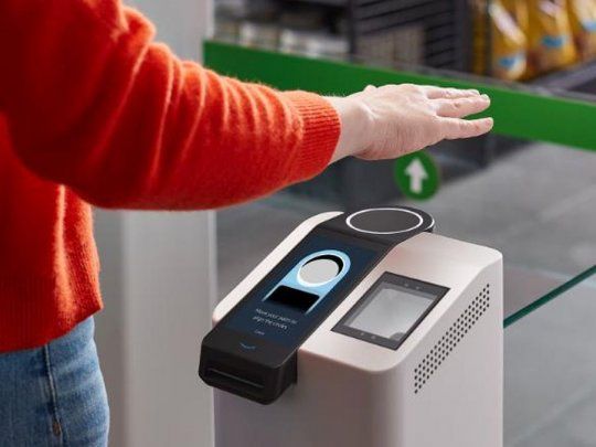 Amazon One permitirá hacer varias tareas con la palma de lamano.