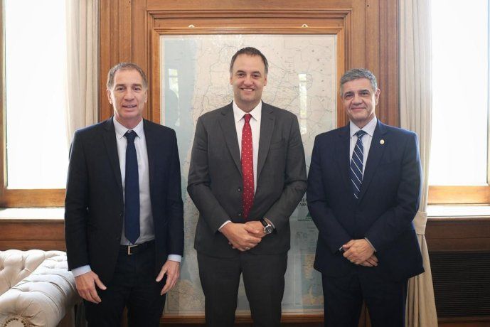 El ministro del Interior, Diego Santilli, y el jefe de Gabinete, Manuel Adorni, recibieron al alcalde porteño, Jorge Macri. El ministro del Interior, Diego Santilli, y el jefe de Gabinete, Manuel Adorni, recibieron al alcalde porteño, Jorge Macri.