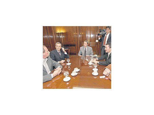 Julio Cobos recibió la semana pasada el apoyo de intendentes santafesinos de la UCR. Raúl Ponzio (Las Rosas), Carlos Torres (Firmat), Fernando Fischer (Armstrong) y Osvaldo Salomón (Chabás) ratificaron su adhesión a la UCR comandada por el vicepresidente.