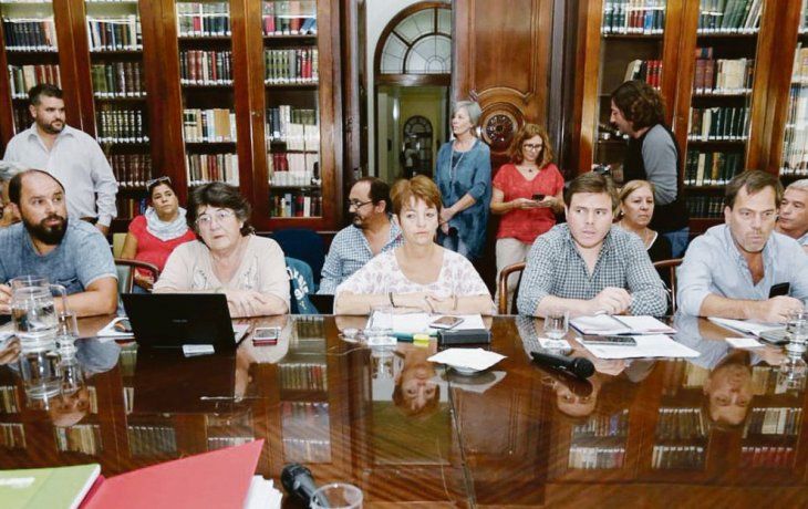 Cara a cara. Funcionarios bonaerenses y gremios docentes, ayer en la reunión de la Comisión Técnica Salarial. La pulseada seguirá mañana.