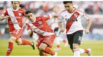 Luchado. Gonzalo Martínez supera a  Jonathan Sandoval, ante la mirada de Gastón Machín. River no pudo con Argentinos Juniors.