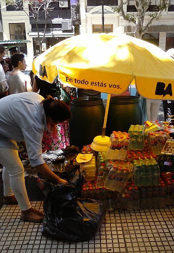Crónica y fotos de una asunción acalorada en la Plaza de Mayo (foto 16)