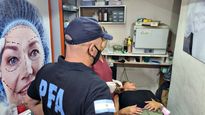 Detuvieron a un falso cirujano mientras realizaba una intervención estética