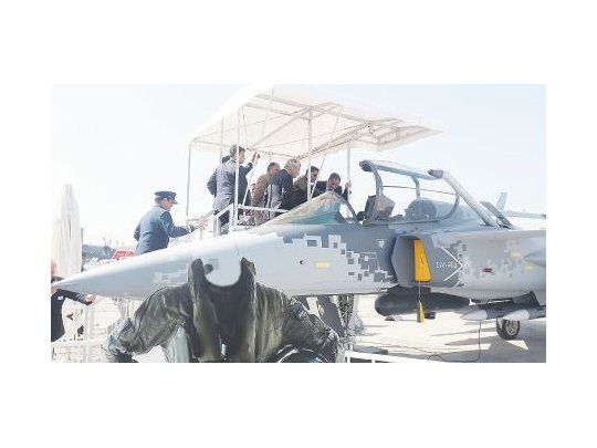 Julio Martínez, ministro de Defensa, inspecciona un caza sueco Gripen en la exposición aérea del Pudahuel en Santiago,  Chile. La Argentina busca reemplazantes para los desafectados Mirage.