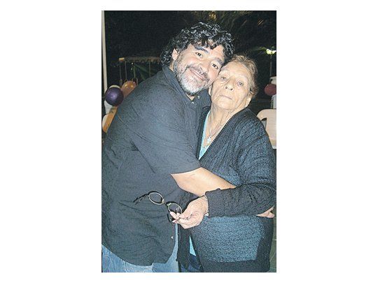 La última foto de Diego Maradona con su mamá doña ‘Tota’. Diego volvió a Dubái, pero antes se despidió de su madre con una carta.