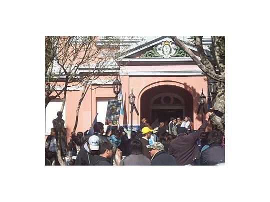 Militantes y seguidores de Lupo en la puerta de la gobernación donde se ofició la misa.
