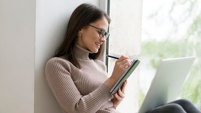 No todo el mundo escribe en silencio: algunas personas repiten palabras en voz alta mientras buscan la mejor manera de expresar lo que piensan.